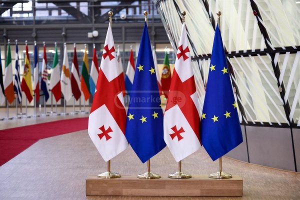დროშის სადგამი ოქროს და ვერცხლის ფერში