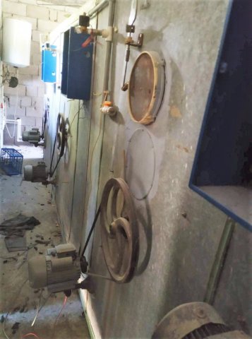 იყიდება ინკუბატორი 15 000 კვერცხიანი. ხოლო საჩეკი -7500 კვერცხიანი. რუსული წარმოების კარგ მდგომარეობაში. თანამედროვე ელექტრონული აღჭურვილობით. ასევე 50 ცალი ქათმის საკვებური და 50 ცალი საწყურებელი ვედრები(კარგი ხარისხის). 1ცალის ფასი- 20 ლარი. ინკუბატორის ფასი: 10500 ლარი. ტელ: 599691101