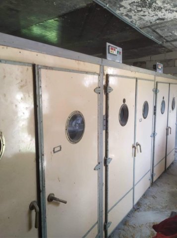 იყიდება ინკუბატორი 15 000 კვერცხიანი. ხოლო საჩეკი -7500 კვერცხიანი. რუსული წარმოების კარგ მდგომარეობაში. თანამედროვე ელექტრონული აღჭურვილობით. ასევე 50 ცალი ქათმის საკვებური და 50 ცალი საწყურებელი ვედრები(კარგი ხარისხის). 1ცალის ფასი- 20 ლარი. ინკუბატორის ფასი: 10500 ლარი. ტელ: 599691101